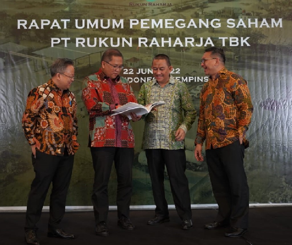 Komisaris Utama PT Rukun Raharja Rudiantara (kedua dari kiri) berbincang bersama jajaran direksi saat RUPST di Jakarta, kemarin. DOK RUKUN RAHARJA